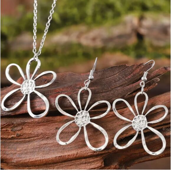 Silver Daisy Flower Necklace Earrings Set - Picture 5 of 5
